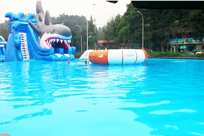 水上游泳池